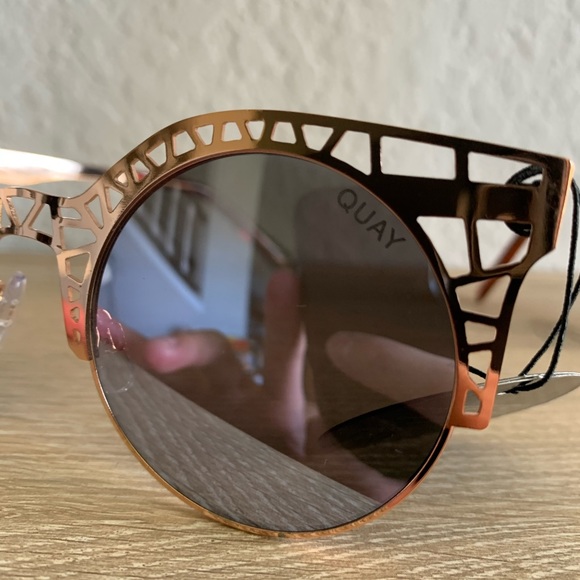 Quay Fleur Sunglasses - Picture 3 of 5